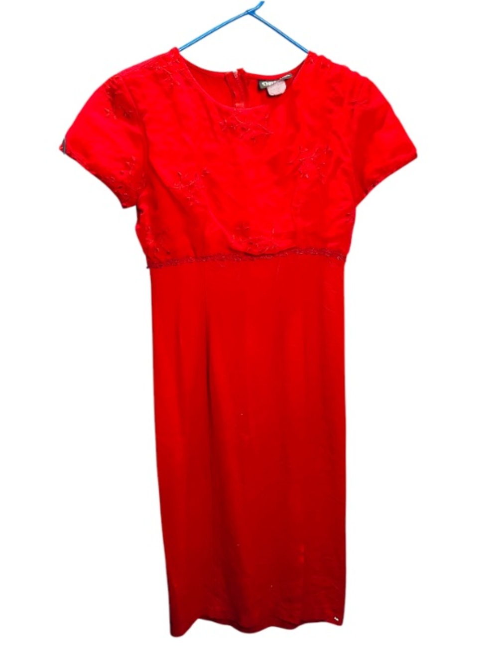 Elegant Red Short-Sleeve Midi Dress with Subtle Embroidery - Picture 3 of 8